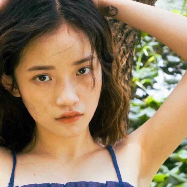 戴眼镜的女生头像，戴眼镜/女生/眼镜控微信（壁纸小馆：女生头像）