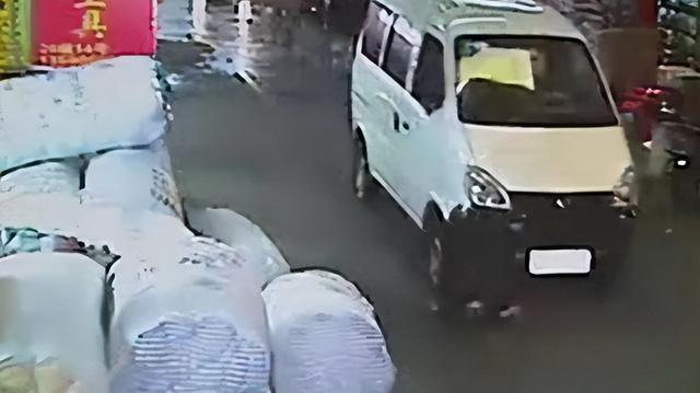 两岁小悦悦事件过程，那个被车撞倒、18人路过无视的两岁女童小悦悦