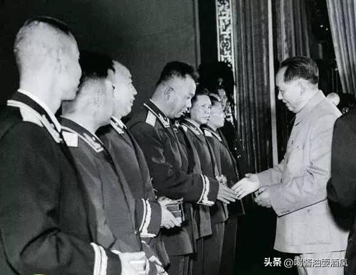 军衔等级排名从小到大，军衔等级排名从小到大是什么样的（1955年同一军衔的将领级别却不尽相同）