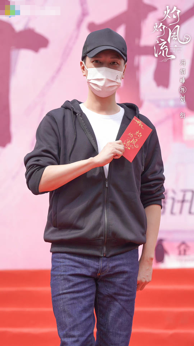 冯绍峰近照中年发福，与景甜同框身材反差大