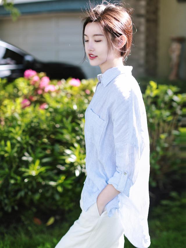 蓝色西装配什么颜色的衬衫，蓝色西装配什么颜色的衬衫男（蓝色衬衫搭配西装裤、短裤）