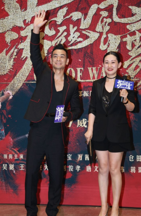 赵文卓老婆，穿情侣装陪老婆逛街（赵文卓老婆是丫蛋吗）