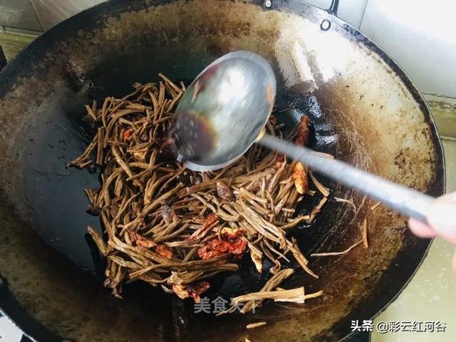 茶树菇黄豆红烧肉，茶树菇土豆烧肉的做法（嚼在嘴里全是肉香）
