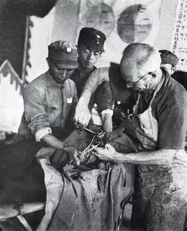 余光文的人物简介，余光中的简介与生平事迹（中国人民革命摄影事业的奠基人）