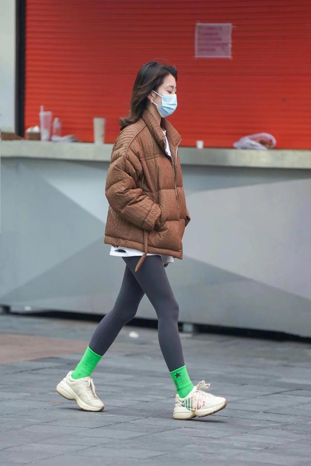 上胖下瘦的身材怎么搭配穿衣，上身胖下身瘦怎么穿衣搭配（下半身过夏”的穿法太显腿长）