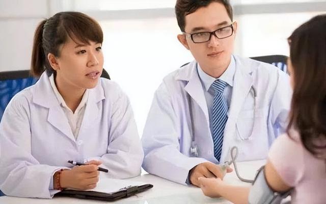 医生职称等级共分十级，医生职称等级划分（医院“普通号”与“专家号”）