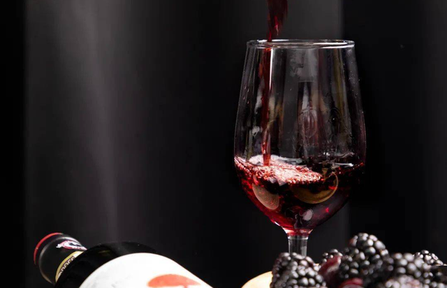 啤酒开盖后多久不能喝，易拉罐啤酒开盖后多久不能喝（红酒打开后没喝完，能放多久）