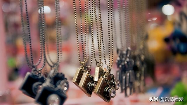 背景图 略带伤感 文字太真实，背景图案大全图片（心痛流泪的伤感句子）