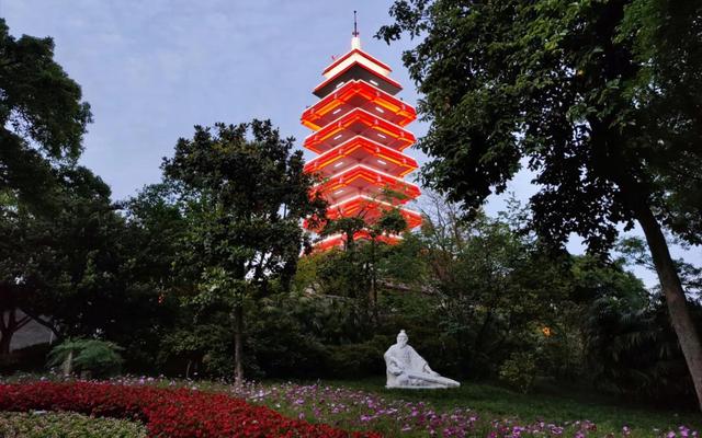 重庆解放碑室内游玩景点，重庆大鹅岭景区游人如织
