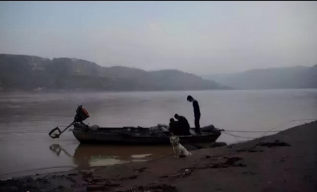 黄河捞尸人，黄河捞尸人捞死尸图片（用烟味掩盖身上的“尸臭”）