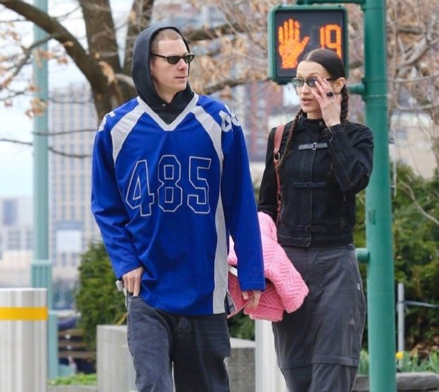 美女露%100的奶头无挡动态图，25岁超模贝拉约会衣着超大胆