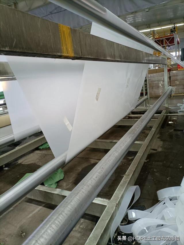 土工膜多少钱一个平方米，250g土工布多少钱1平方米（黑膜6米设备生产4米5米宽幅产品为什么要加价）