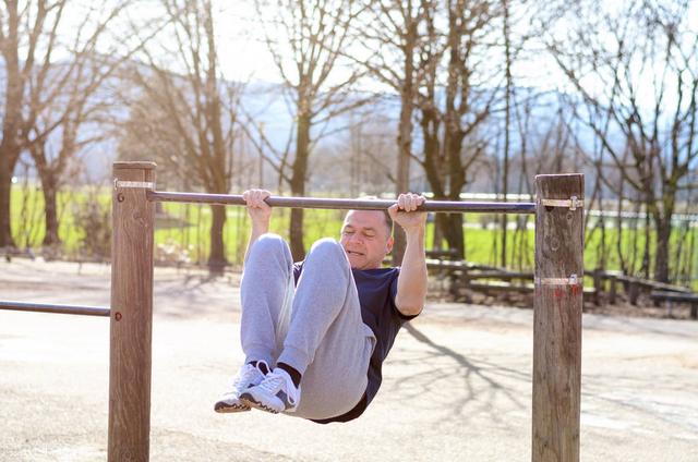 女生每天吊单杠的好处，女人每天吊单杠能减肥吗（每天吊单杠到底有用吗）