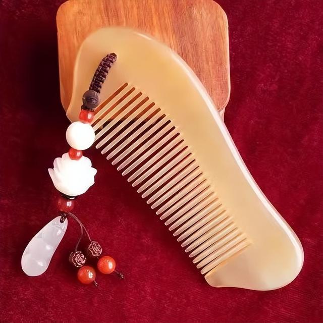 用牛角梳头发有什么好处，用牛角梳梳头对头发有什么好处（牛角梳梳头的功效与作用）