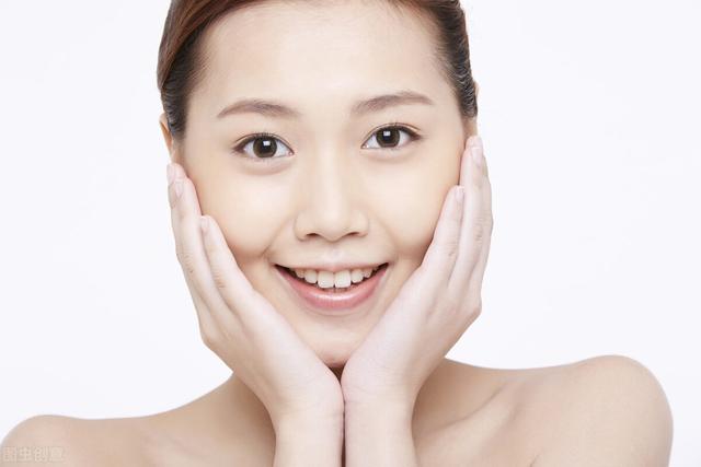 形容笑容很灿烂的句子，笑容灿烂的唯美句子（你的笑容，恰似万丈光芒）