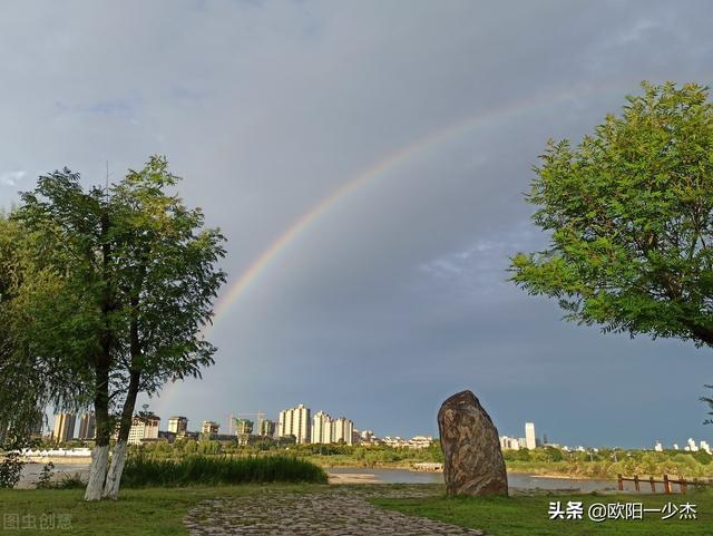 描写秋雨的句子，描写秋雨的句子200字（描述秋风秋雨的句子）