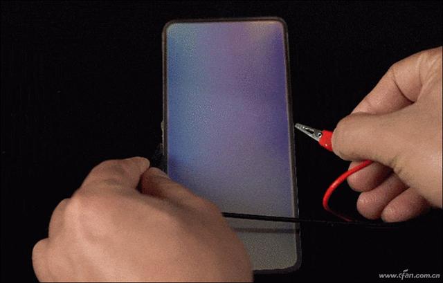 手机屏幕变紫修复妙招，手机屏幕变紫修复方法（手机后盖内住着“变色龙”）