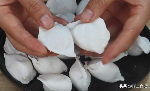 煮冰冻水饺的方法，冰冻水饺怎么煮（出锅个个不破皮）