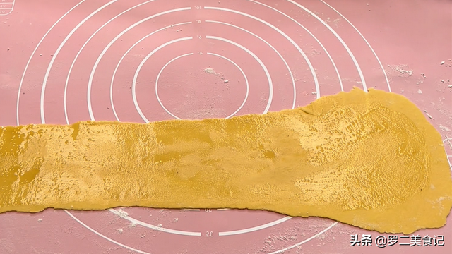 烫面饼怎么做又软又香，烫面饼怎么做又软又香窍门（出锅暄软多层）