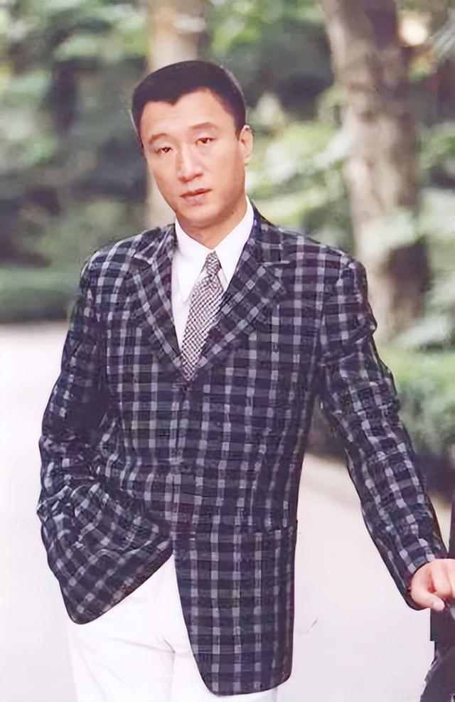 孙红雷与丁嘉丽分手20年：他娶海归美女做爸爸，她愧对女儿仍单身