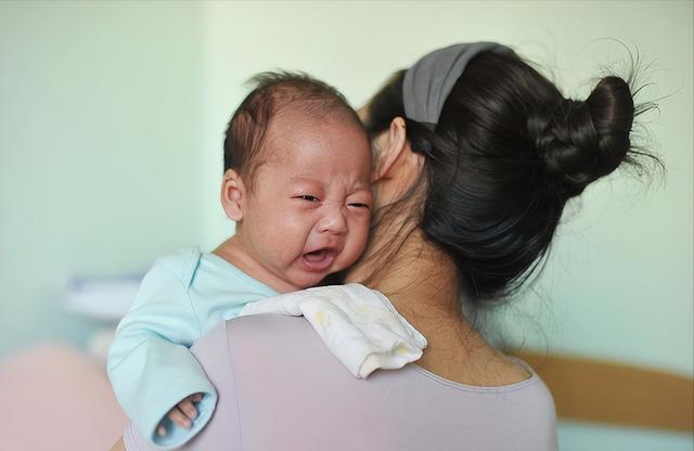 新生儿自然醒了吃还是按时吃，婴儿0一3月喂养规律（新生宝宝容易“黑白颠倒”）