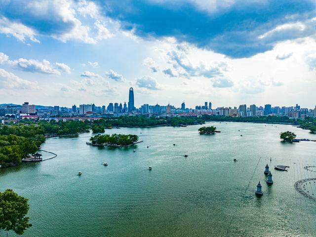 大明湖在哪里个城市，大明湖畔是什么意思（初秋的大明湖到底有多美）