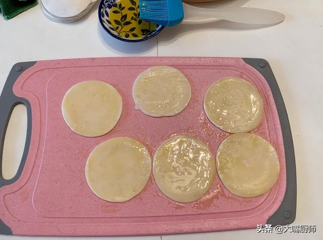 饺子皮怎么做好吃，饺子皮怎么做才好吃（饺子皮别扔了）