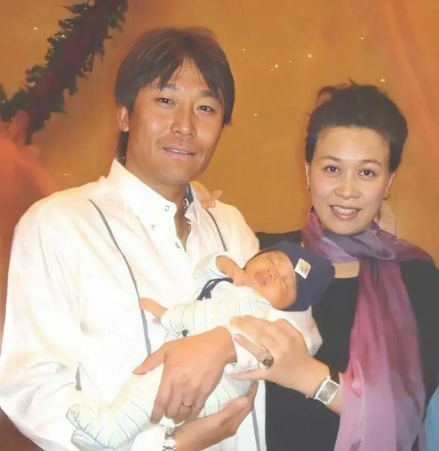 与54岁老公罕同框,12岁女儿打扮过分洋气,那英近况2021(逛街吃火锅太