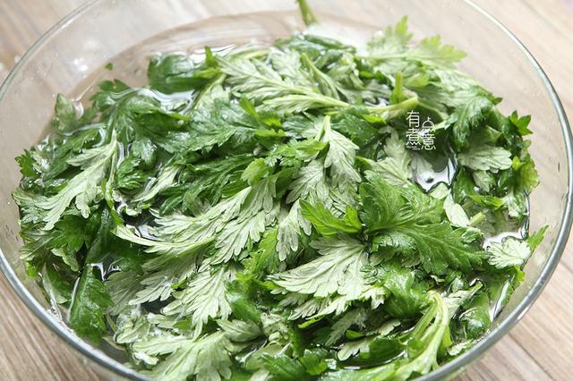 艾叶炒鸡蛋的正确做法，艾叶炒鸡蛋的家常做法（路边遇到艾草记得多摘点）