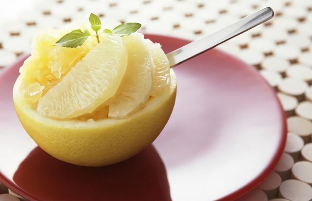 经期可以吃柚子吗，经期时候可以吃柚子吗（柚子热量低，但5种人不宜吃）
