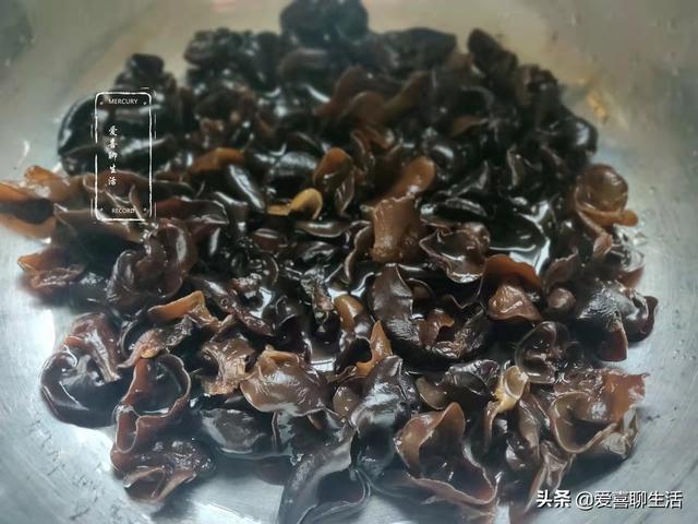 炒鸭蛋怎么做好吃，炒鸭蛋怎么做好吃窍门（春季少吃鸡蛋多吃鸭蛋）