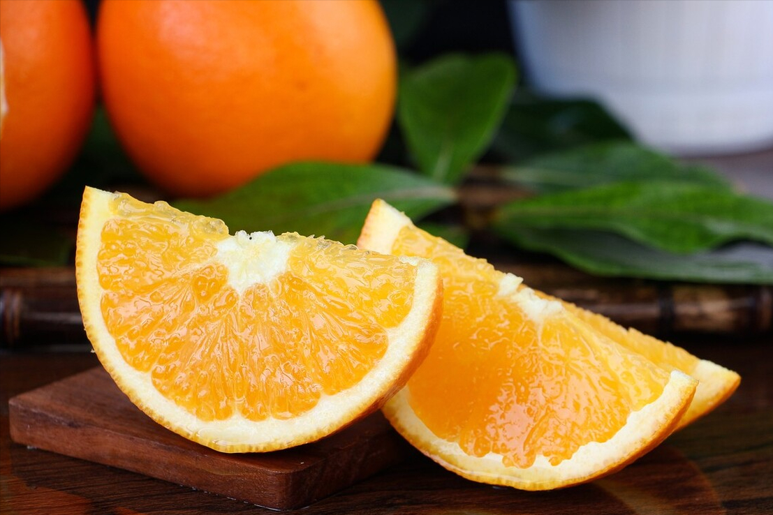 比如说把橙子打蜡上色,原本不好看的你橙子,变得又红又亮,这个时候