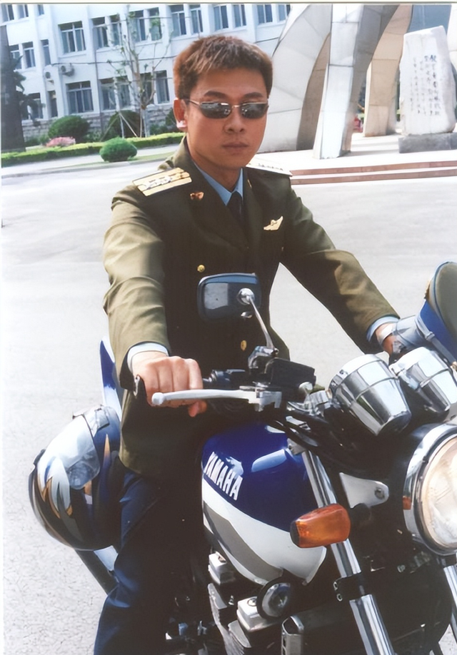 胡亚捷与妻子汤静：一边互相嫌弃，一边不离不弃，活成儿子的榜样