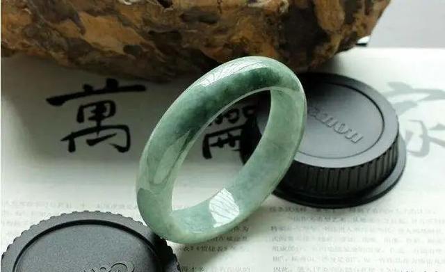 翡翠种水等级划分价格，翡翠等级划分及价格（1万和1000万的翡翠手镯）