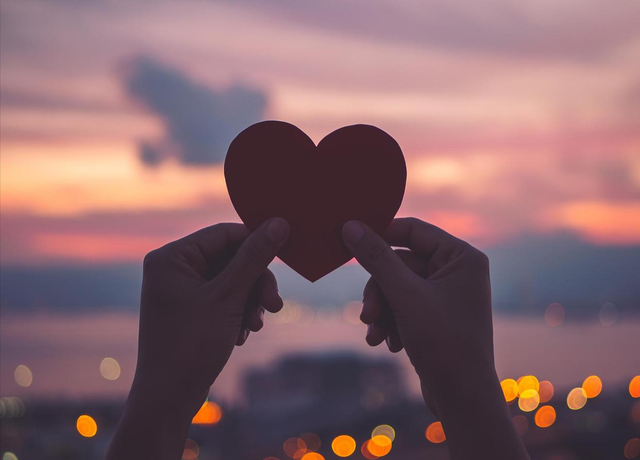 感情和爱情有什么区别，爱情和感情的含义和区别（什么是感情什么是爱情）