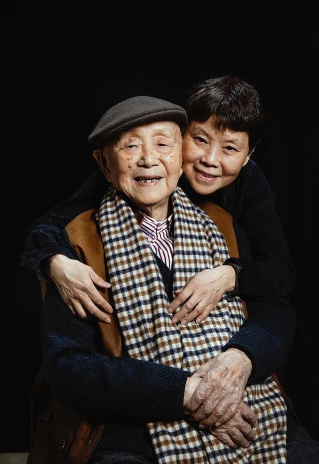 名人笑对挫折的事例简述，名人挫折的简短小故事50字左右（黄永玉：人只要笑，就没有输）