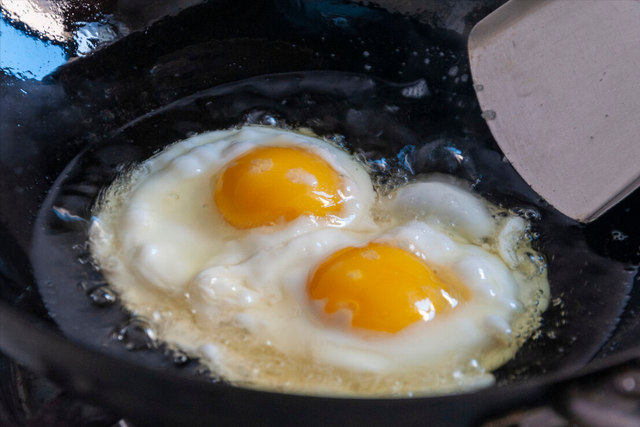 煎蛋不粘锅的方法，普通锅煎鸡蛋怎么不粘锅（大厨教你2招）
