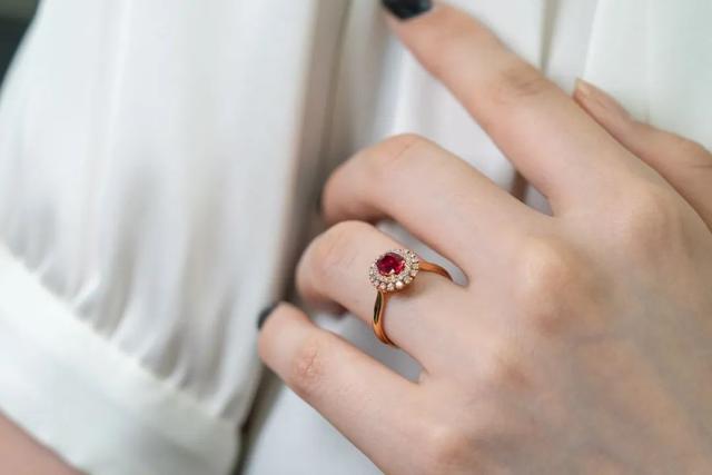 暇步士女鞋价格表，暇步士女鞋价格表和图片（贵友给你夏日不宅家的理由）