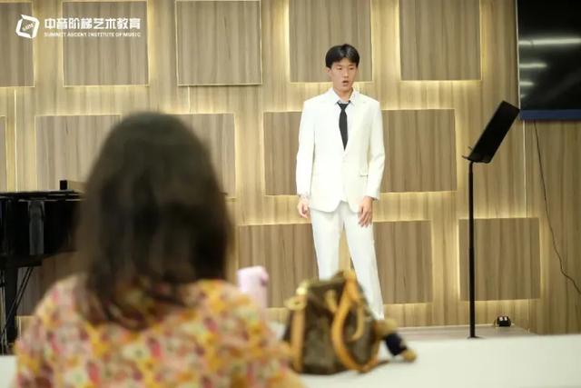 怎样才能把歌唱好，怎么样唱歌才能好听不跑调（声乐艺考怎样才算唱得好）