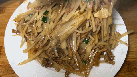 肉炒土豆丝怎么炒好吃，土豆丝炒肉怎样炒好吃（土豆肉丝在家这样做）