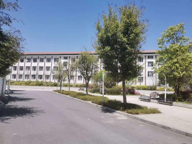 作者:李毕富栗木中学(现改名为边阳二中)位于罗甸县北部,距县城39公里