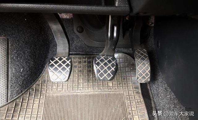 油门离合刹车位置，油门刹车离合位置图片（先踩油门还是先松离合）