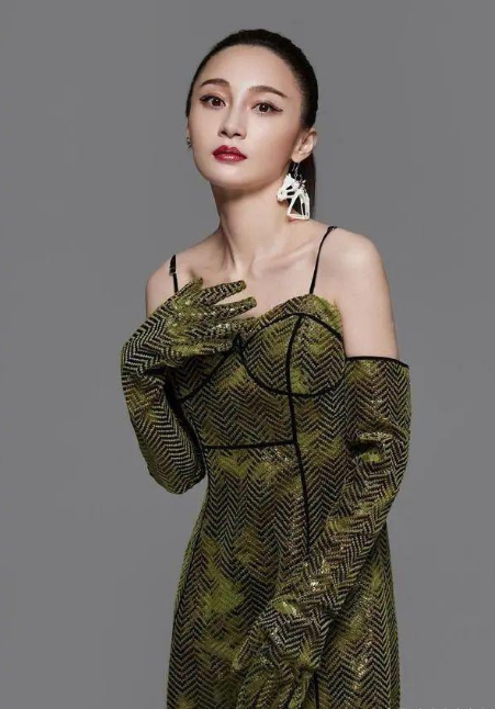 姚笛现状如何，身材高挑气质十足（姚笛：和文章当街拥吻）