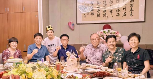 十八岁祝福语简短8个字，18岁生日祝福语八个字（自有坦途——在女儿梁杉同学18岁生日晚宴上的致辞）