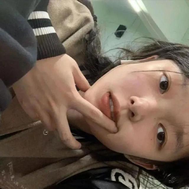 不该沉默时沉默，微信头像，全都怪我，不该沉默时沉默，该勇敢时软弱。（沉默不是没情绪只是觉得说出来没意义）