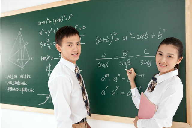 早恋男生都在想什么，青春期男生整天都在想些什么（青春期男孩早恋有这几种表现）