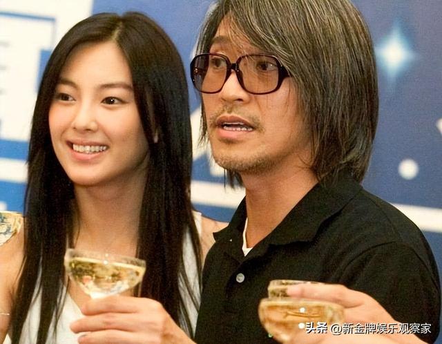 男人观察女人的穿着打扮，女人穿衣打扮是给男人看的吗（素颜穿休闲装被狗仔跟拍）