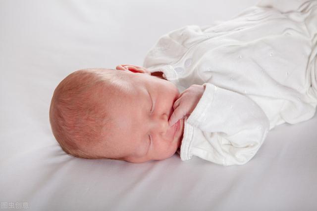 新生儿正确垫高睡图片，刚出生的宝宝正确睡姿（三种睡觉姿势的优缺点）