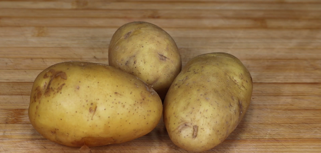 切土豆丝的技巧，怎么样炒土豆丝（马上切得细如头发丝）