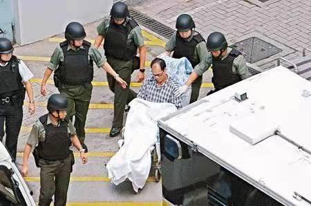 抢劫犯最喜欢抢哪些人，抢劫犯会对什么人下手（10分钟打劫5间金铺）